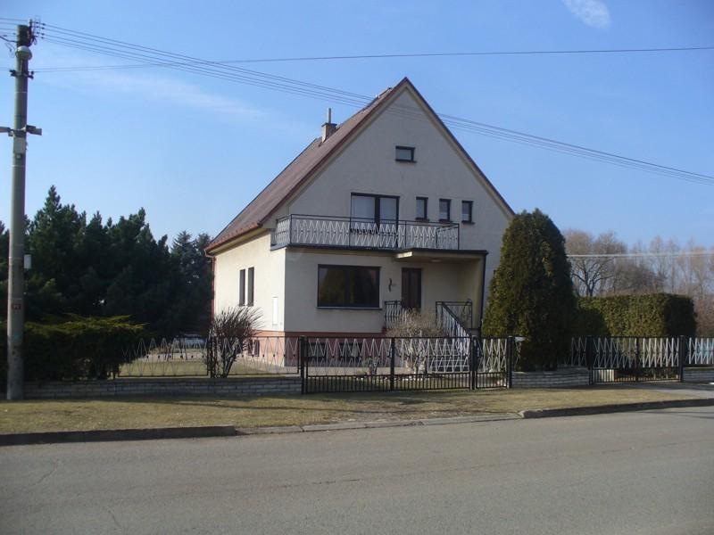 tou se projíždělo ven z obce směrem k Oboře, která se tehdy jmenovala Radeč. Od dvora dům koupil Kofránek a od něj Hanuš, to bylo asi roku 1820. Hanušovi pocházeli z Mlázovic.