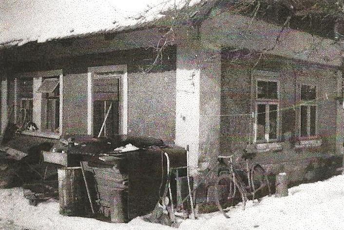 Dům číslo popisné 115 O domě se píše už v roce 1866, kdy byl v majetku rodiny Chmelíkových. Ti při epidemii cholery zemřeli a v domě zůstaly pouze jejich děti.