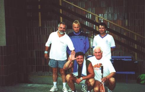 FR DEK-MÍSTEK Odbíjená se pro nezpûsobil terén nedohrála. Bûhem sportovního zápolení se obloha zatáhla a zaãaly nás zlobit pfieháàky.