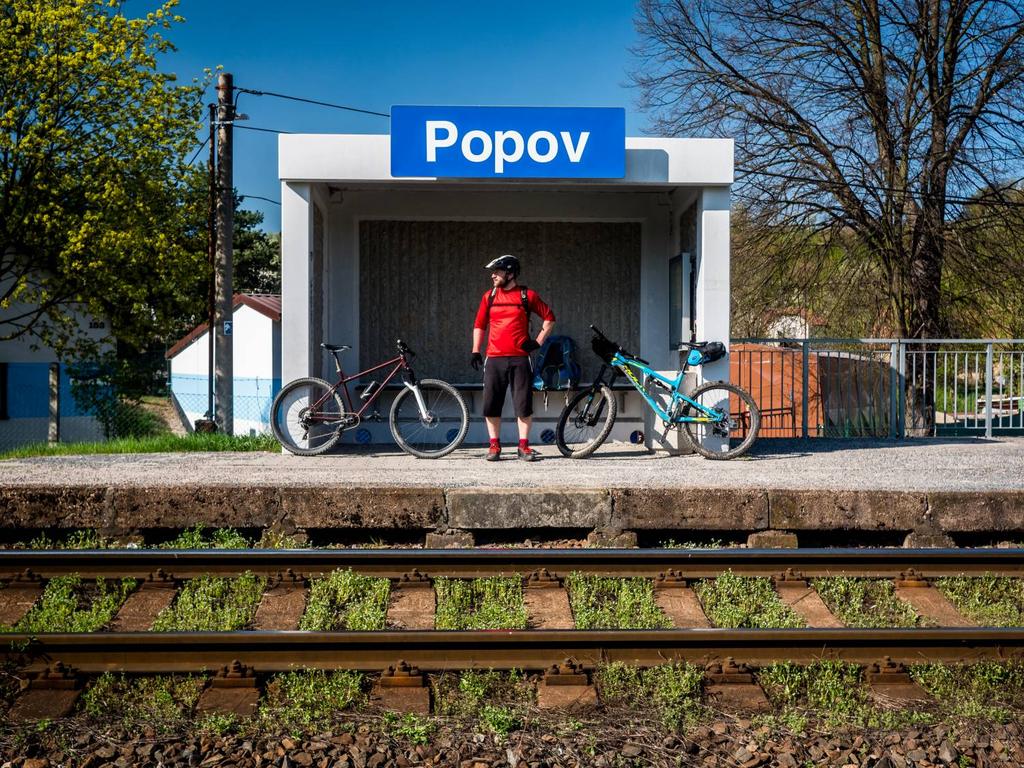 Na posvátnou horu Čechoslováků Popis trasy Bílé Karpaty. Kdysi území nikoho, pak země spálená tatarskými vpády. Jeden z posledních kolonizovaných krajů.
