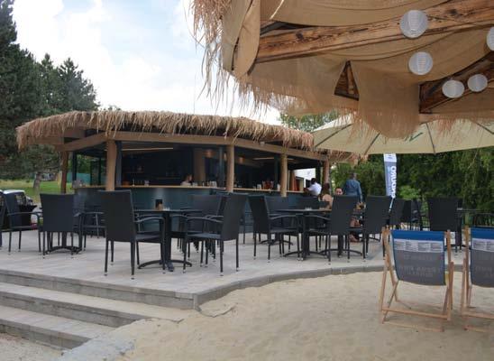 Na beach baru můžete ochutnat z nabídky mnoha plážových limonád, tropických drinků i koktejlů, posedět pod slunečníky nebo si můžete zasportovat a zapůjčit si stále více oblíbený paddleboard, jehož