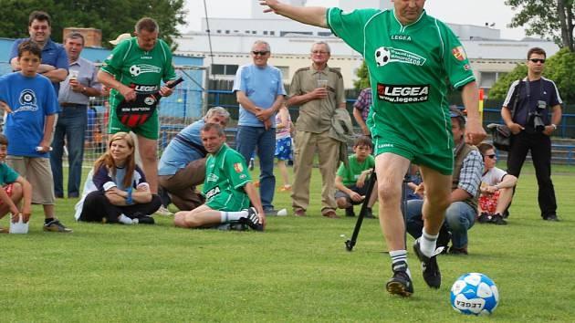 SPORT V HUSTOPEČÍCH FC HUSTOPEČE FOTBALOVÁ NEDĚLE 15.9.2019 (4 soutěžní zápasy během jednoho dopoledne) 9.00 FC Hustopeče - V. Pavlovice (starší žáci) 10.