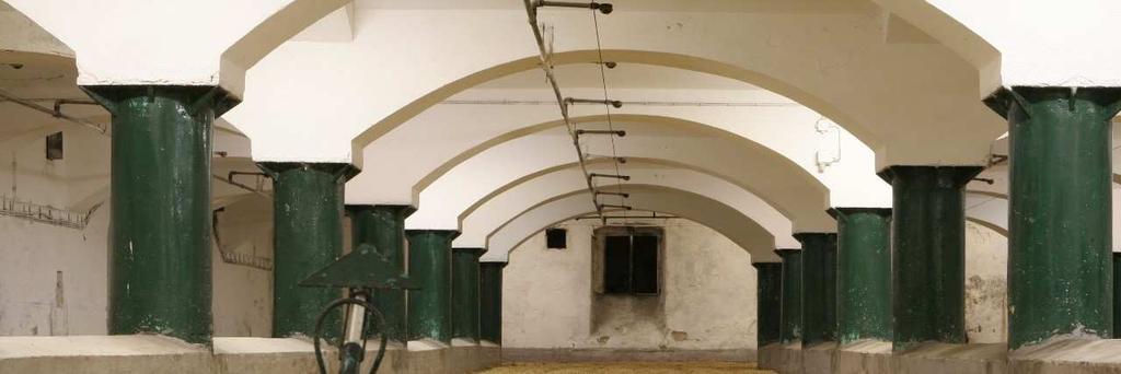 Obrázek č. 1. Humnová sladovna Zdroj: http://www.bernard.cz/cs/story/fotogalerie/index.shtml 3.7.4 Hvozdění ječmene Na konci klíčení se již produkt nazývá slad (zelený slad).