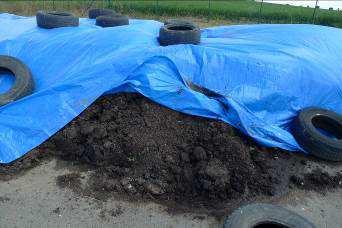 V druhém případě může být vyrobený kompost proséván, uskladněn na dozrávací ploše nedaleko kompostovací plochy (obr. 6) a následně dodáván zájemcům o kvalitní organické hnojivo. Obr.