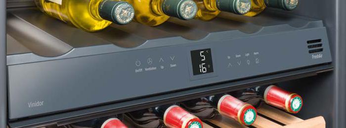 Chladničky na víno Kvalita v každém detailu Inovativní elektronický LCD displej s dotykovým ovládáním zajišťuje nepřetržité udržování teploty v každé teplotní zóně.