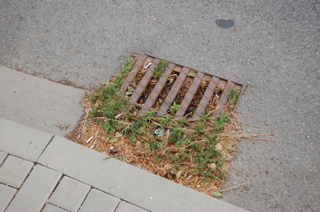 Po dešti zůstává v zatáčce obrovská kaluž. 2.