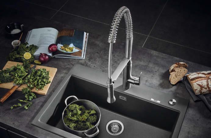 PŘEDSTAVUJEME KUCHYŇSKÉ DŘEZY GROHE DOKONALÝ SOULAD FORMY I FUNKCE Zapřemýšlejte nad tím, kolik času strávíte u kuchyňského dřezu.