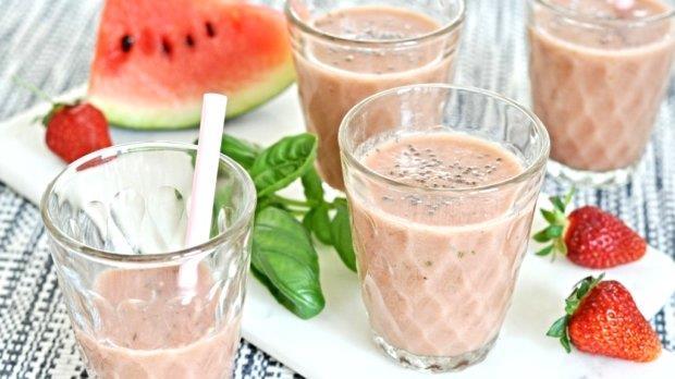 Necháme zchladit a poté přecedíme přes síto do džbánu. 2. Do džbánu dále přidáme vymačkanou šťávu, dolijeme vychlazenou perlivou vodou a promícháme. 3.