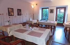 ubytování, restaurace, wellness centrum a velká tělocvična.