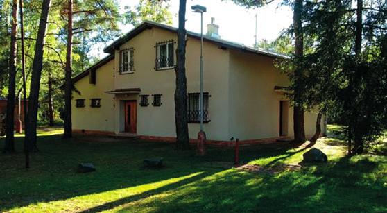 Areál má výhodnou polohu na kraji města poblíž zastávky MHD s dopravním