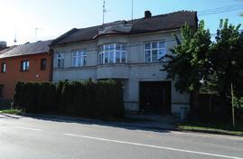 prostorem a zahradou.
