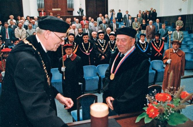 Luboš Perek po letech v Brně, tentokrát při příležitosti převzetí čestného doktorátu Masarykovy univerzity observatoři v kopuli dvoumetrového dalekohledu otevřena výstava, jejíž ústřední exponát