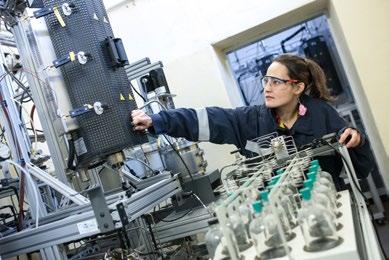 Testování procesů a analýzy Srdcem UniCRE je pokusná základna vybavená experimentálními jednotkami pro pilotní testování katalyzátorů a surovin pro rafinérské a petrochemické procesy.