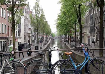 Amsterdam, Brusel, Paříž - canal cruise, Atomium, Eiffelova věž Navštivte 3 metropole během 3 dní a zjistěte, čím jsou si podobné a v čem rozdílné. 1. den Odjezd z ČR ve večerních hodinách. 2.
