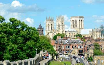 York - historické město, bludiště středověkých uliček, mohutné městské hradby, zachovalé budovy ze všech dob, York Minster - největší gotická katedrála v Anglii, Jorvik Viking Centre - muzeum