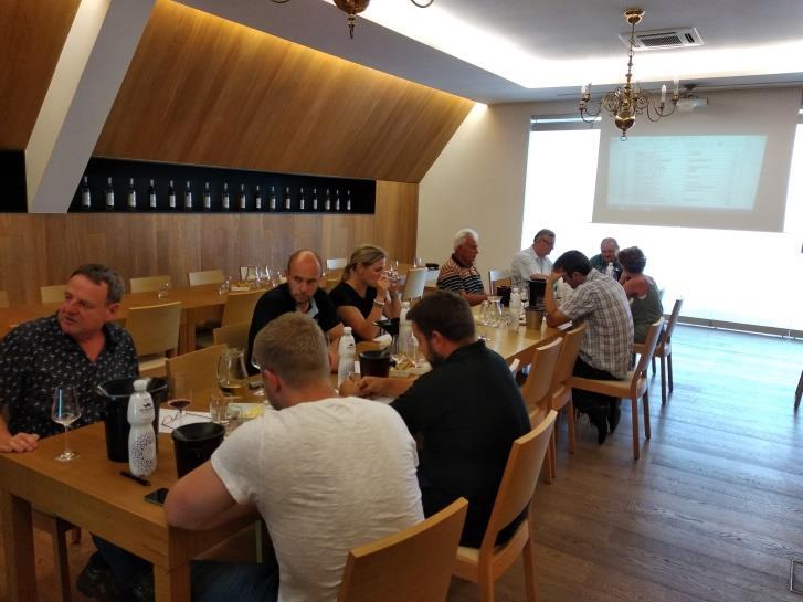 Porovnávací degustace PIWI a evropských odrůd ve Valticích Jiří Sedlo, PIWI International Ve středu 12. 6. 2019 v Chateau Valtice, a.s. uspořádal Vinofrukt, a.s. degustaci novějších PIWI odrůd s cílem seznámit odběratele sazenic se současným stavem kvality vína těchto odrůd.