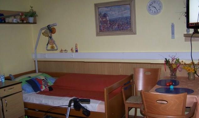Ubytování Kapacita domova je 119 lůžek. Domov je rozdělen na 3 oddělení jedno oddělení obývá vždy dvě podlaží. Každé oddělení má k dispozici jídelnu, čajovou kuchyňku, ošetřovnu a koupelnu.