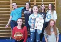 Ze života škol(ek) Jak se žije basketbalový sen Zastavení první: Okresní kolo v basketbale dívek v Brandýse nad Labem.