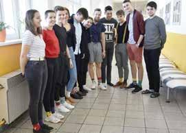 Největší pozornost žáků ale budilo slavnostní předávání certifikátu. Z rukou projektového manažera soutěže Best in English Jindřicha Josífka převzala certifikát naše maturantka Barbora Šedinová.