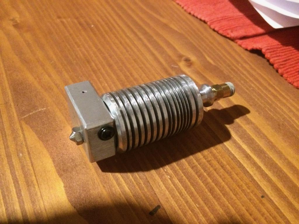 3.3 Úprava hardwaru tiskárny Na tiskárně musel být také upraven hardware. Hardwarové zásahy to tiskárny naštěstí nebyly tak veliké, aby nějak výrazně ovlivnily budoucí chod tiskárny.