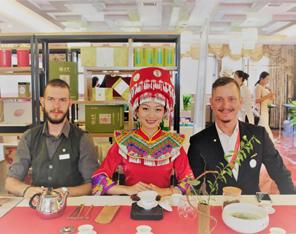 Soutěžní aréna se pod rukama teatenderů mění z vietnamské čajové chýše na turecký piknik, který vzápětí nahrazuje baristicky sofistikovaná několikanásobná extrakce čaje v louhovací koloně sestavené