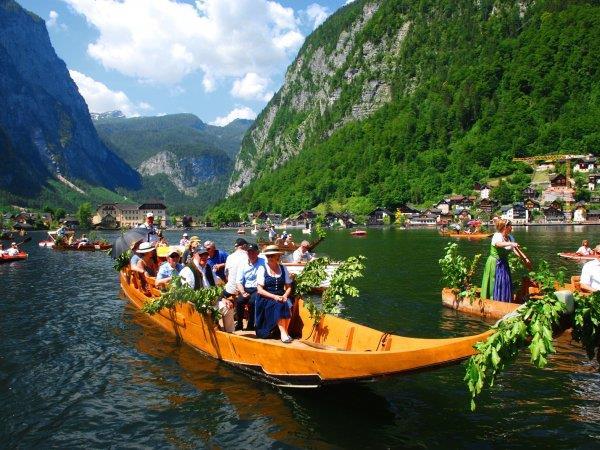 Od Tauplitz je vzdálena asi 30 minut jízdy autem Leží bezprostředně u Halštatského jezera a společně