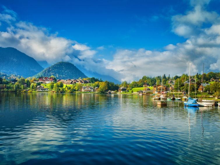 Jezero Grundlsee a okolní velká jezera Dojet k jezeru Grundlsee z Tauplitz trvá autem asi půl hodiny. Celé jezero se dá pohodlně obejít, celkem asi 12 km velmi nenáročným terénem.
