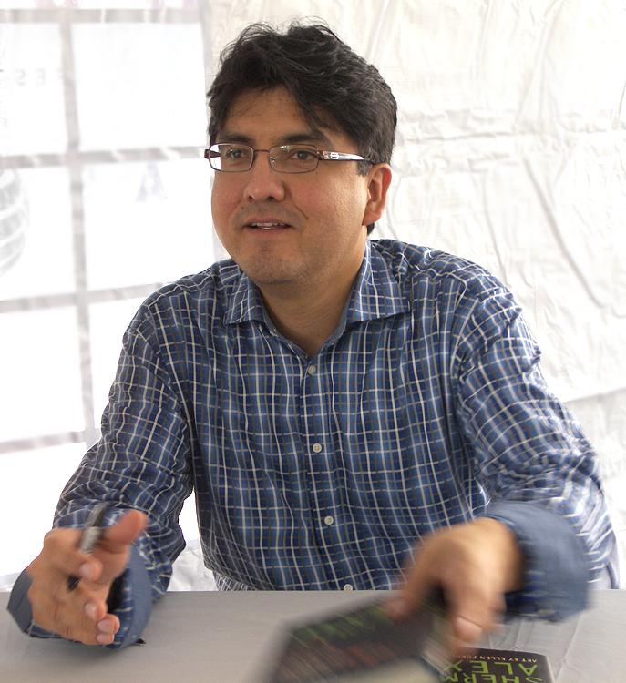 Spisovatel Sherman Alexie (1966) je autorem deseti sbírek poezie, pěti svazků povídek, čtyř románů, jedněch pamětí, tří zrealizovaných filmových scénářů a podílel se na natočení sedmi hudebních CD.