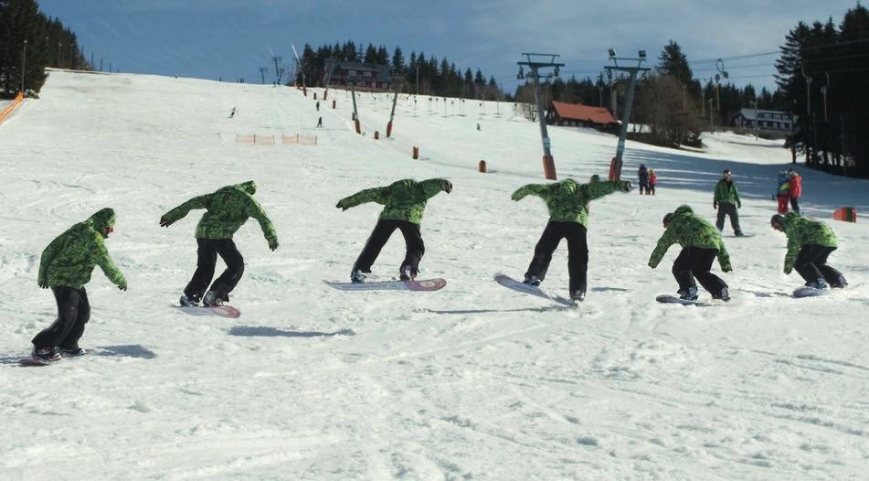 SNOWBOARDING tahujeme nohy k tělu. Uprostřed triku se dostaneme váhou nad střed snowboardu. Díváme se stále ve směru rotace. Dopadáme na obě nohy, které pokrčíme.
