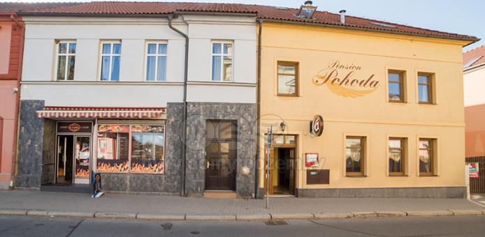 Ve dvře je umístěna vedlejší budva, která nabízí mžnst dalšíh rzšíření ubytvání, ppřípadě vybudvání wellness.