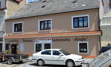 užívaný jak penzin s restaurací, v centru Dmažlic. Penzin je situvaný d 1. patra se zařízenými třemi pkji a jedním bytem 1+1.