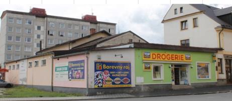 V přízemní budvě se nachází v přední části vlastní prdejna a zbytek asi 2/3 plchy tvří skladvé