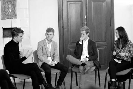 Důležitou součástí Broumovských diskusí jsou studenti středních a vysokých škol, kteří mají možnost získat studentská stipendia, účastnit se workshopů anebo se podílet přímo na organizaci akce.
