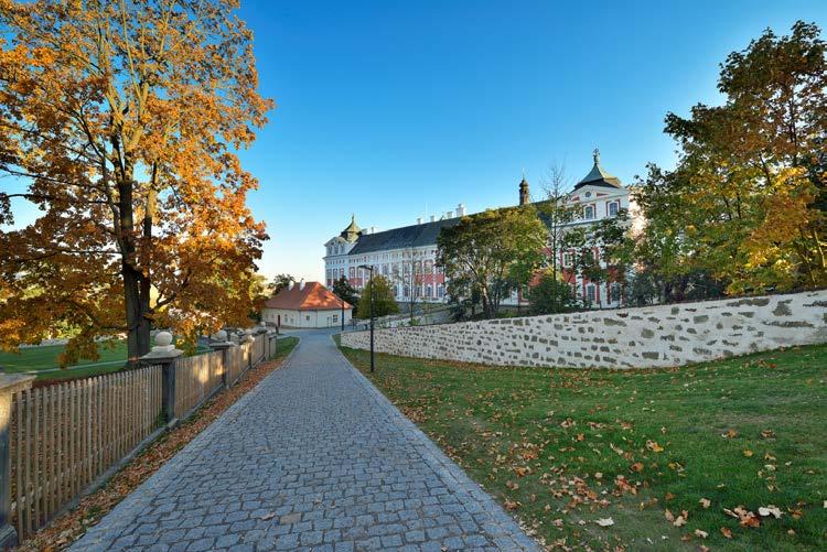 POŘADATEL BROUMOVSKÝCH DISKUSÍ Vzdělávací a kulturní centrum klášter Broumov je evropská instituce podněcující tvořivost, sebevědomí a toleranci.