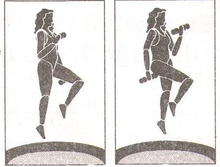 Jog with dumbbells - poskoky s činkami - zoberte si do oboch rúk ľahké činky a pri poskočení zdvíhajte