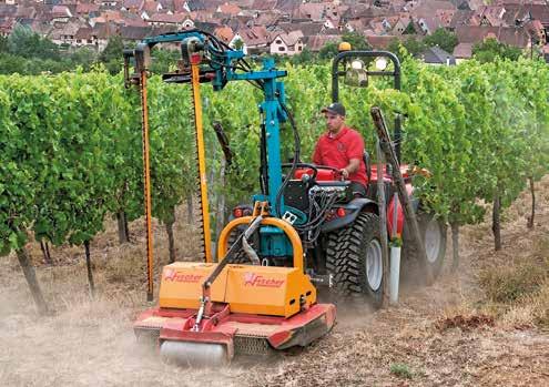 Přední zdvihací mechanismus* optimalizuje kombinované úkoly, jako je přední střihací stroj
