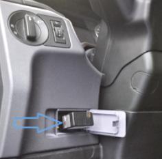 dostupný GSM signá mobiních operátorů. Vypněte motor a zajistěte vůz parkovací brzdou. OBD II konektor je obvyke umístěn pod přístrojovou deskou vevo od voantu. A má specifický tvar viz obrázek.