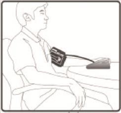 PROVEDENÍ MĚŘENÍ UPOZORNĚNÍ Před měřením se posaďte a uvolněte. Ujistěte se, že jste v pohodlné, relaxované poloze a při měření máte uvolněné pažní svaly.