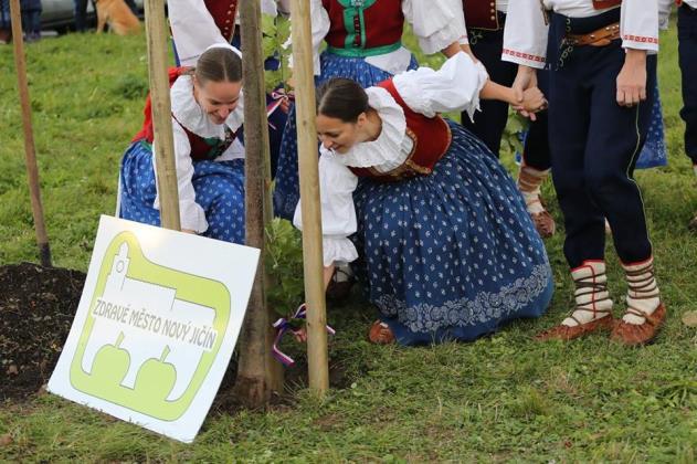 Do akce se zapojili rovněž Novojičínští skauti, kteří předali zástupcům města prvorepublikové známky jako vzpomínku na skautskou poštu.