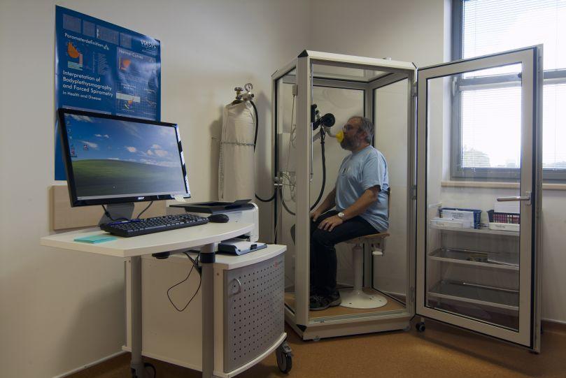 Funkční vyšetření Vyšetření ventilace: Plicní Bodypletysmograf objemy a kapacity (vyšetření měříme bodytest ) spirometrickým je schopen vyšetřením změřit i RV, FRC a TLC Pozor: Princip Reziduální