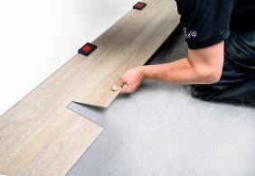 Velké kusy stačí ulomit rukou, na menší kousky bude nutné použít kleště (nebo případně pilku). Vzhledem k velmi úzkému montážnímu mechanismu dochází ve spoji k záměrnému pnutí.