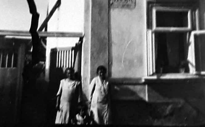 Září Sága rodu MĚSTSKÉ LISTY 17 Vaše císařské apoštolské Veličenstvo! Byla jsem požádána napsat pár slov o historii našeho rodu. Řekla jsem si, že to nebude nic obtížného! Chyba lávky!