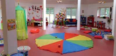 Svoji činnost realizuje v rekonstruovaných prostorách Pedagogické fakulty Univerzity Karlovy v Brandýse nad Labem, kromě prostor k pravidelné výuce škola využívá pro svoji vzdělávací činnost také