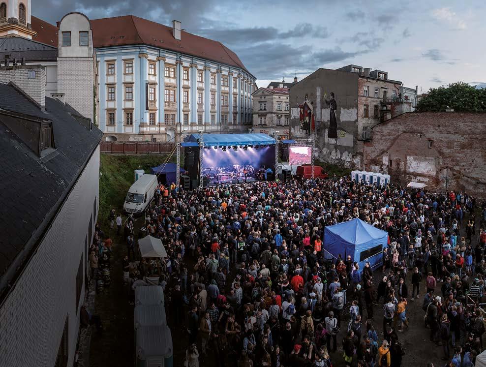 Spáleného, David Stypka & Bandjeez či Nylon Jail. Během čtyřhodinového koncertu se na pódiu střídali s hudebníky také řečníci.