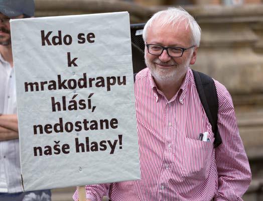 32 ROZHOVOR ZÁPŮJČKY 33 i Co si myslíte, že by pomohlo? Lepší přístup komory architektů, či celkově státu? Komora architektů se teď snaží, aby soutěží bylo co nejvíc.