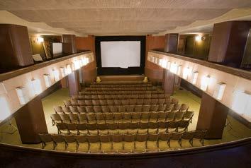 Robert Frost tehdy nově vzniklého kina Central, umístěného o další podlaží níže. Donathův palác tak po celá dvacátá a třicátá léta 20. století fungoval jako dům zábavy.