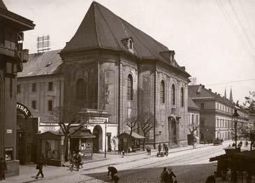 průměrného textu Bar Chic (v orig. Die Wunderbar) vídeňských autorů Gézy Herczega a Karla Farkase.