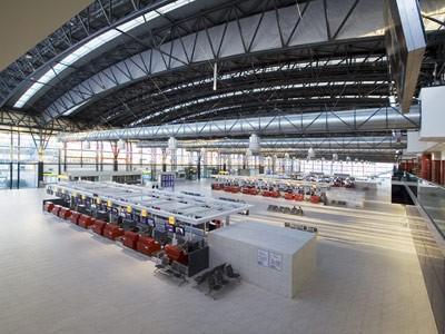 3.2 TERMINÁL 2 Terminál 2 slouží pro přílety a odlety cestujících, kteří létají v rámci Schengenského prostoru. Díky tomu je jejich odbavovací proces zjednodušen.