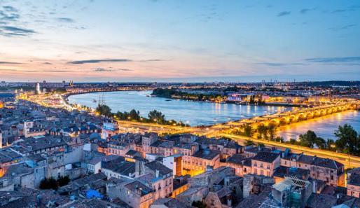 Vítáme Vás v Bordeaux. Bordeaux, centrum slavné vinařské oblasti, je město na řece Garonne, která protéká městem v širokém oblouku.