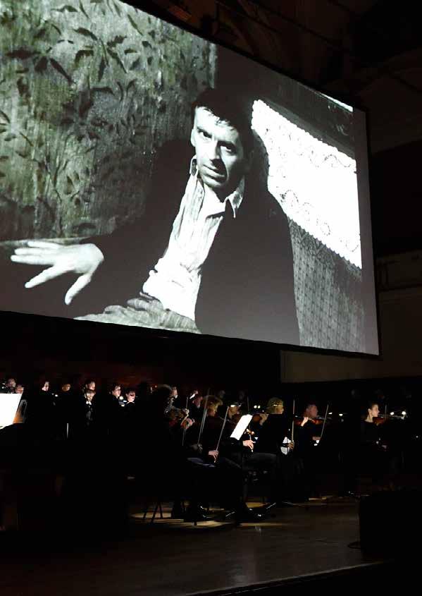 na kterém SO FOK ve Dvořákově síni Rudolfina doprovodil konkurzem vybrané instrumentální a vokální sólisty studující na této škole a mířící do hudební profese.